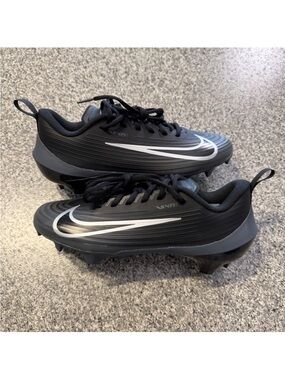 Nike Men’s Black and Silver Football Cleats size 7.5
